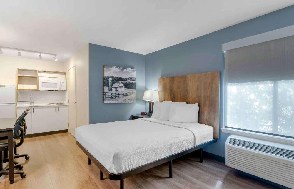 Queen studio with 1 Queen Bed - Disability Access/Non-Smoking interior